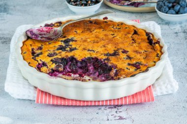 Limon, yaban mersini ve böğürtlen clafoutis - lezzetli pişmiş meyve tatlı