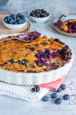 Limon, yaban mersini ve böğürtlen clafoutis - lezzetli pişmiş meyve tatlı