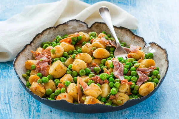 Nhoque Batata Com Ervilhas Verdes Pesto Proscuitto Chouriço Uma Tigela — Fotografia de Stock