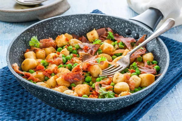 Kartoffel Gnocchi Med Grønne Ærter Pesto Proscuitto Chorizo Stegepande - Stock-foto