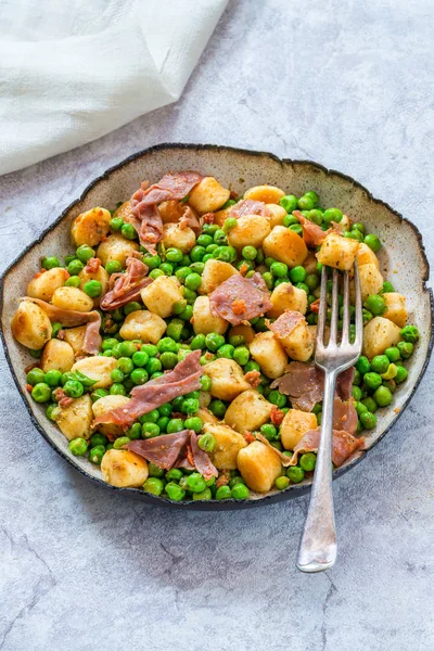 Nhoque Batata Com Ervilhas Verdes Pesto Proscuitto Chouriço Uma Tigela — Fotografia de Stock