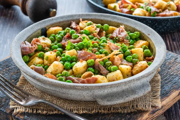 Bramborové Gnocchi Zeleným Hráškem Pestem Proscuitto Uzené Misce — Stock fotografie