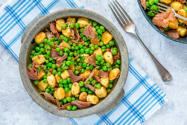 Gnocchi Cartofi Mazăre Verde Pesto Proscuitto Chorizo Într Castron Vedere — Fotografie, imagine de stoc