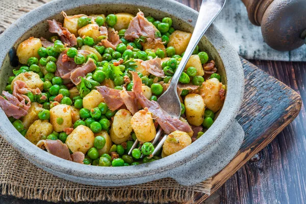 Nhoque Batata Com Ervilhas Verdes Pesto Proscuitto Chouriço Uma Tigela — Fotografia de Stock