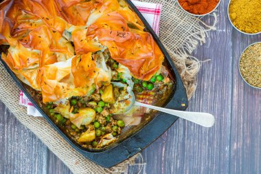 Kuzu samosa pasta - tuzlu dolgu ile popüler Hint yemeği - havai görünümü