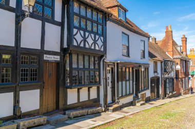 Çavdar, İngiltere - 15 Eylül 2019:Orta Çağ'dan kalma yarı ahşap evlerle kaplı arnavut kaldırımlı şeritli küçük bir İngiliz kasabası Çavdar, Doğu Sussex sahiline yakın bir yerde dir ve popüler bir turizm merkezidir.