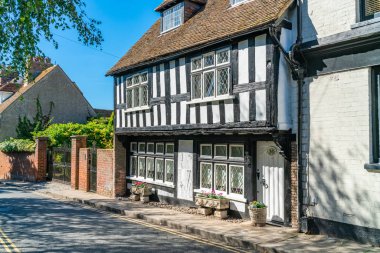 Çavdar, İngiltere - 15 Eylül 2019: Orta Çağ'dan kalma yarı ahşap evleri ile küçük bir İngiliz kasabası Çavdar, Doğu Sussex sahiline yakın bir yerdir ve popüler bir turizm merkezidir.