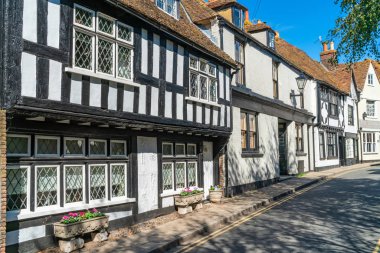 Çavdar, İngiltere - 15 Eylül 2019: Orta Çağ'dan kalma yarı ahşap evleri ile küçük bir İngiliz kasabası Çavdar, Doğu Sussex sahiline yakın bir yerdir ve popüler bir turizm merkezidir.