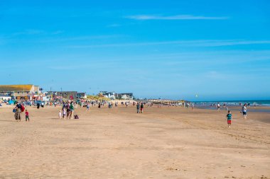 Camber Sands, İngiltere - 15 Eylül 2019: İnsanlar Doğu Sussex'teki Camber Sands plajında, Kamber köyünde dinlenirken. 5 km'lik alan, Doğu Sussex'teki tek kumul plajıdır..