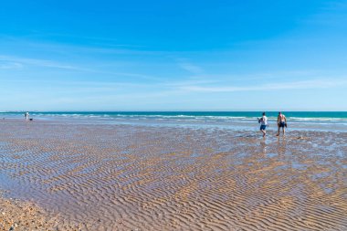 Camber Sands, İngiltere - 15 Eylül 2019: İnsanlar Doğu Sussex'teki Camber Sands plajında, Kamber köyünde dinlenirken. 5 km'lik alan, Doğu Sussex'teki tek kumul plajıdır..