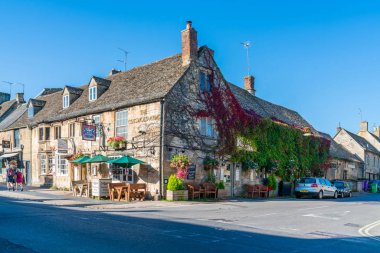 Burford, İngiltere - 21 Eylül 2019: Oxfordshire'da Oxford'un 18 mil batısında yer alan Windrush Nehri üzerinde yer alan küçük bir ortaçağ kasabası olan Burford, cotswolds'a 'geçit' olarak anılır.