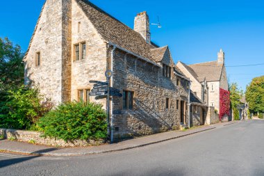 Burford, İngiltere - 21 Eylül 2019: Oxfordshire'da Oxford'un 18 mil batısında yer alan Windrush Nehri üzerinde yer alan küçük bir ortaçağ kasabası olan Burford, cotswolds'a 'geçit' olarak anılır.