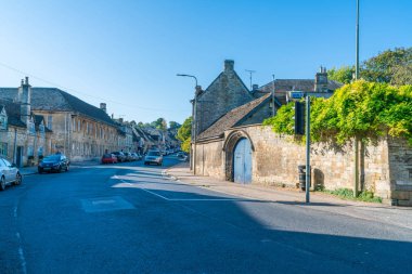 Burford, İngiltere - 21 Eylül 2019: Oxfordshire'da Oxford'un 18 mil batısında yer alan Windrush Nehri üzerinde yer alan küçük bir ortaçağ kasabası olan Burford, cotswolds'a 'geçit' olarak anılır.