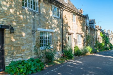 Burford, İngiltere - 21 Eylül 2019: Oxfordshire'da Oxford'un 18 mil batısında yer alan Windrush Nehri üzerinde yer alan küçük bir ortaçağ kasabası olan Burford, cotswolds'a 'geçit' olarak anılır.