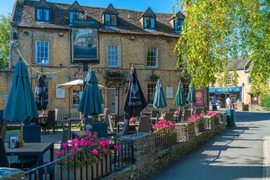 Bourton-On-The-Water, İngiltere - 21 Eylül 2019: Gloucestershire kırsal Cotswolds bölgesinde ziyaretçiler bourton-on-the-Water köy ile popüler pitoresk geleneksel taş evler için bilinir.