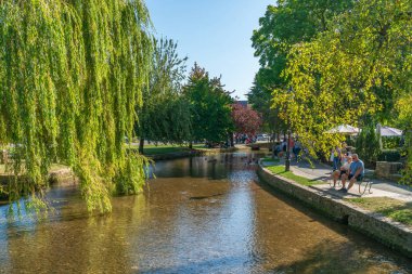 Bourton-On-The-Water, İngiltere - 21 Eylül 2019: Gloucestershire kırsal Cotswolds bölgesinde ziyaretçiler bourton-on-the-Water köy ile popüler pitoresk geleneksel taş evler için bilinir.