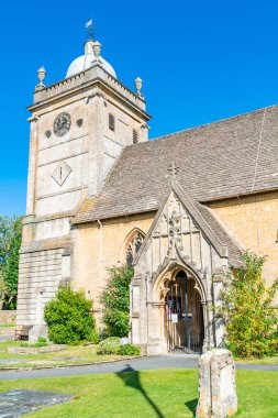 Bourton-On-The-Water, İngiltere - 21 Eylül 2019: Kırsal Cotswolds bölgesinde Gloucestershire Bourton-on-the-Water köyünde St Lawrence Kilisesi, William Marshall, yerel bir ikamet tarafından tasarlanmıştır