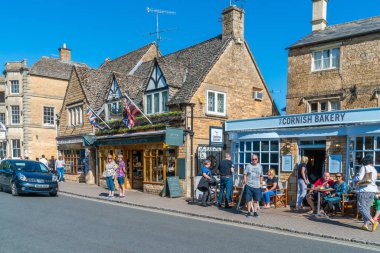 Bourton-On-The-Water, İngiltere - 21 Eylül 2019: Gloucestershire kırsal Cotswolds bölgesinde ziyaretçiler bourton-on-the-Water köy ile popüler pitoresk geleneksel taş evler için bilinir.