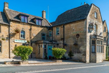 Bourton-On-The-Water, İngiltere - 21 Eylül 2019: Gloucestershire kırsal Cotswolds bölgesinde ziyaretçiler bourton-on-the-Water köy ile popüler pitoresk geleneksel taş evler için bilinir.