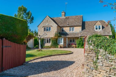 Lower Slaughter, Uk - 21 Eylül 2019: Lower Slaughter, Gloucestershire'ın Cotswold semtinde bir köydür. Kendine özgü bir yerel sarı kireçtaşı ile inşa edilmiş, River Eye her iki kıyısında oturur