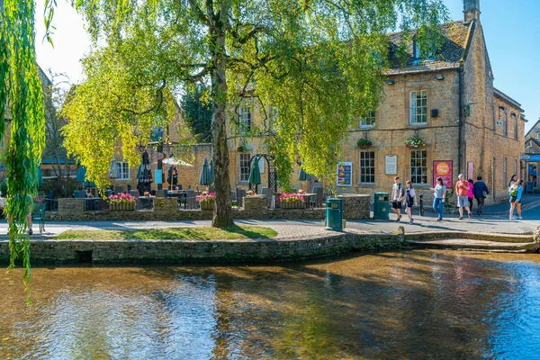 Bourton Water Září 2019 Oblíbený Návštěvníků Vesnice Bourton Water Gloucestershire — Stock fotografie