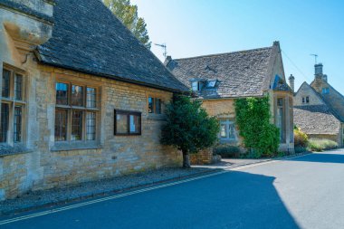 Lower Slaughter, Uk - 21 Eylül 2019: Lower Slaughter, Gloucestershire'ın Cotswold semtinde bir köydür. Kendine özgü bir yerel sarı kireçtaşı ile inşa edilmiş, River Eye her iki kıyısında oturur