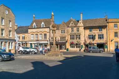 Stow-On-The-would, İngiltere - 21 Eylül 2019: Gloucestershire'daki küçük bir pazar kasabası olan, farklı Cotswolds sarı kireçtaşından yapılmış mağazalar ve çay odaları ile ana meydan