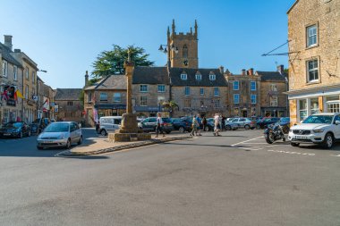Stow-On-The-would, İngiltere - 21 Eylül 2019: Gloucestershire'daki küçük bir pazar kasabası olan, farklı Cotswolds sarı kireçtaşından yapılmış mağazalar ve çay odaları ile ana meydan
