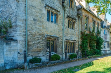 Cotswolds bu küçük bir ortaçağ kasabasında Geleneksel evler farklı yerel sarı kireçtaşı, Oxfordshire, İngiltere inşa