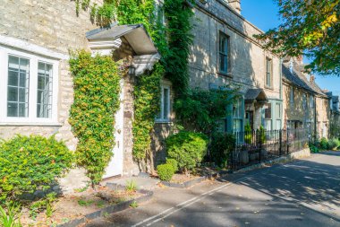 Cotswolds bu küçük bir ortaçağ kasabasında Geleneksel evler farklı yerel sarı kireçtaşı, Oxfordshire, İngiltere inşa