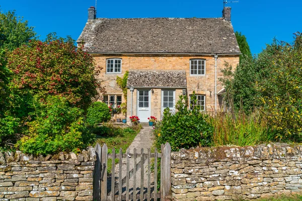 Karakteristik Cotswolds ev ayırt edici yerel sarı kireçtaşı, Gloucestershire, İngiltere inşa ile Yukarı Kesim köy