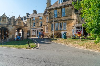 Chipping Campden, İngiltere - 21 Eylül 2019: Gloucestershire'ın Cotswold semtinde küçük bir pazar kasabası olan Chipping Campden, 14.