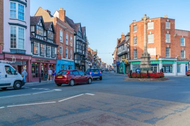 Tewkesbury, Uk - 21 Eylül 2019: Tewkesbury at the junction River Severn and River Avon, İngiltere 'nin Gloucestershire kentinde bir pazar kasabasıdır. Kasabada çok sayıda önemli Ortaçağ ve Tudor binaları yer alıyor.