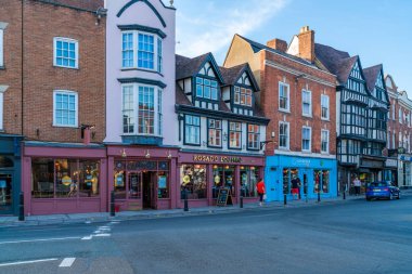 Tewkesbury, Uk - 21 Eylül 2019: Tewkesbury at the junction River Severn and River Avon, İngiltere 'nin Gloucestershire kentinde bir pazar kasabasıdır. Kasabada çok sayıda önemli Ortaçağ ve Tudor binaları yer alıyor.