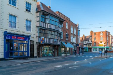 Tewkesbury, Uk - 21 Eylül 2019: Tewkesbury at the junction River Severn and River Avon, İngiltere 'nin Gloucestershire kentinde bir pazar kasabasıdır. Kasabada çok sayıda önemli Ortaçağ ve Tudor binaları yer alıyor.