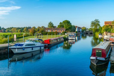 Tewkesbury, Uk - 21 Eylül 2019: tekneler Tewkesbury, Gloucestershire 'daki River Avon' a demirlediler. Kasaba, Severn ve Avon 'un kasabadaki iki büyük nehir buluşması nedeniyle sele karşı savunmasız.