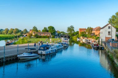 Tewkesbury, Uk - 21 Eylül 2019: tekneler Tewkesbury, Gloucestershire 'daki River Avon' a demirlediler. Kasaba, Severn ve Avon 'un kasabadaki iki büyük nehir buluşması nedeniyle sele karşı savunmasız.
