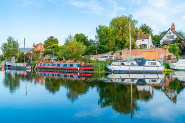 Tewkesbury, Uk - 21 Eylül 2019: tekneler Tewkesbury, Gloucestershire 'daki River Avon' a demirlediler. Kasaba, Severn ve Avon 'un kasabadaki iki büyük nehir buluşması nedeniyle sele karşı savunmasız.