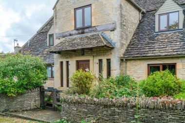 Bibury, Uk - 22 Eylül 2019: Bibury, Gloucestershire 'ın Cotswolds ilçesinde tarihi binaları kendine has sarı kireçtaşından yapılmış bir köy, büyük bir turist varış noktasıdır.
