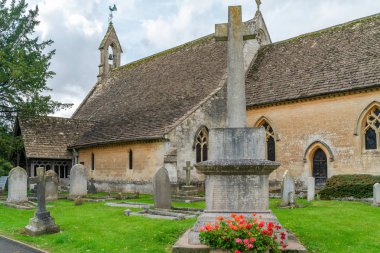 Tetbury, Uk - 22 Eylül 2019: Cotswold taşından çatısı olan yerel bir taşa inşa edilen St. Saviour Kilisesi, İngiltere 'nin Gloucestershire kentindeki Tetbury kentinde 19. yüzyıla ait bir Anglikan kilisesidir..