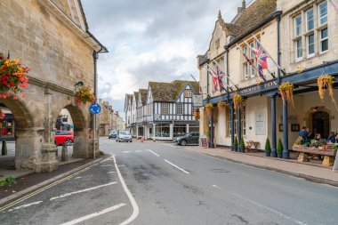 Tetbury, Uk (22 Eylül 2019 -), İngiltere 'nin Gloucestershire eyaletinin Cotswold ilçesine bağlı küçük bir kasabadır. Kasaba antika ve bric-brac dükkanlarıyla ünlüdür.