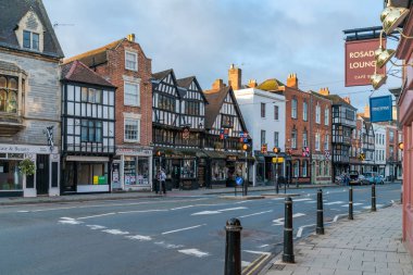 Tewkesbury, Uk - 23 Eylül 2019: Tewkesbury at the junction River Severn and River Avon, İngiltere 'nin Gloucestershire kentinde bir pazar kasabasıdır. Kasabada çok sayıda önemli Ortaçağ ve Tudor binaları yer alıyor.