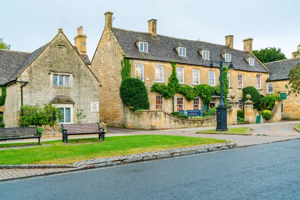 Broadway, Uk - 22 Eylül 2019 Broadway, Cotswolds 'un seçkin bir manzara ve koruma alanında yer alan bir köyüdür. Sanat ve El Sanatları Hareketi ile olan ilişkisi ile bilinir.