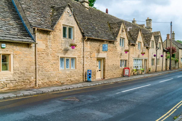 Bibury, Uk - 22 Eylül 2019: Bibury, Gloucestershire 'ın Cotswolds ilçesinde tarihi binaları kendine has sarı kireçtaşından yapılmış bir köy, büyük bir turist varış noktasıdır.