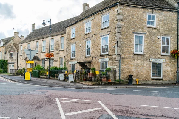 Tetbury, Uk (22 Eylül 2019 -), İngiltere 'nin Gloucestershire eyaletinin Cotswold ilçesine bağlı küçük bir kasabadır. Kasaba antika ve bric-brac dükkanlarıyla ünlüdür.