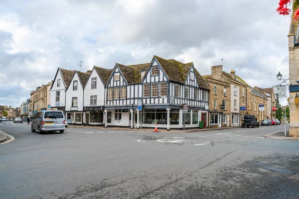 Tetbury, Uk (22 Eylül 2019 -), İngiltere 'nin Gloucestershire eyaletinin Cotswold ilçesine bağlı küçük bir kasabadır. Kasaba antika ve bric-brac dükkanlarıyla ünlüdür.