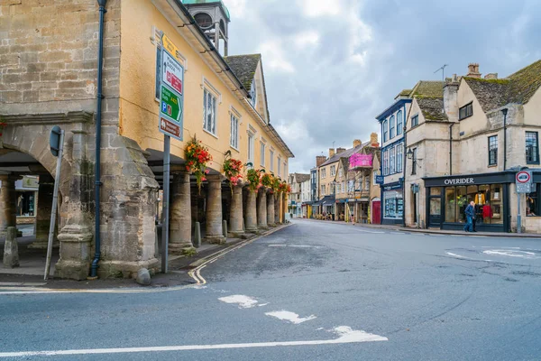 Tetbury, Uk (22 Eylül 2019 -), İngiltere 'nin Gloucestershire eyaletinin Cotswold ilçesine bağlı küçük bir kasabadır. Kasaba antika ve bric-brac dükkanlarıyla ünlüdür.