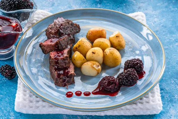 Böğürtlen Soslu Kızarmış Geyik Eti Haşlanmış Bebek Patates — Stok fotoğraf