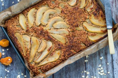 Armut, kayısı, badem ve yulaf ezmesi kahvaltı kareleri - genel manzara