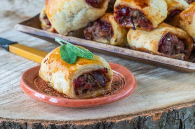 Ev yapımı sosis, kızılcık, kestane ve adaçayı.